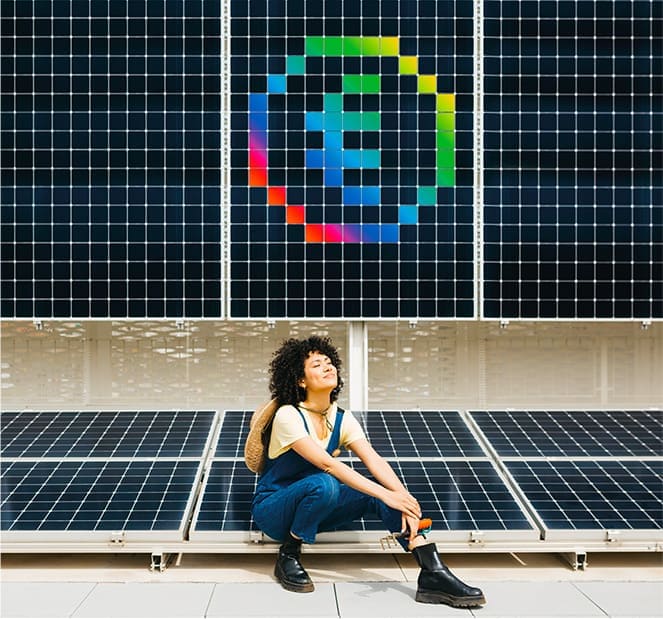 Mujer sentada en paneles solares