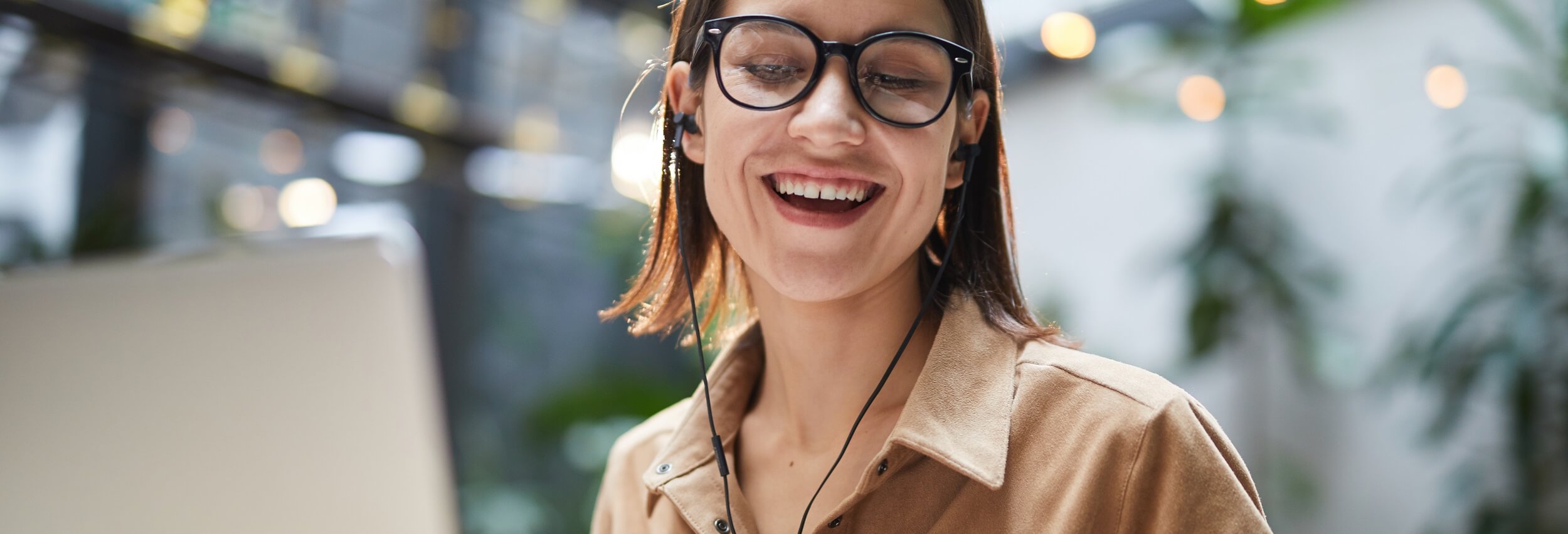 cliente-feliz-musica-auriculares2