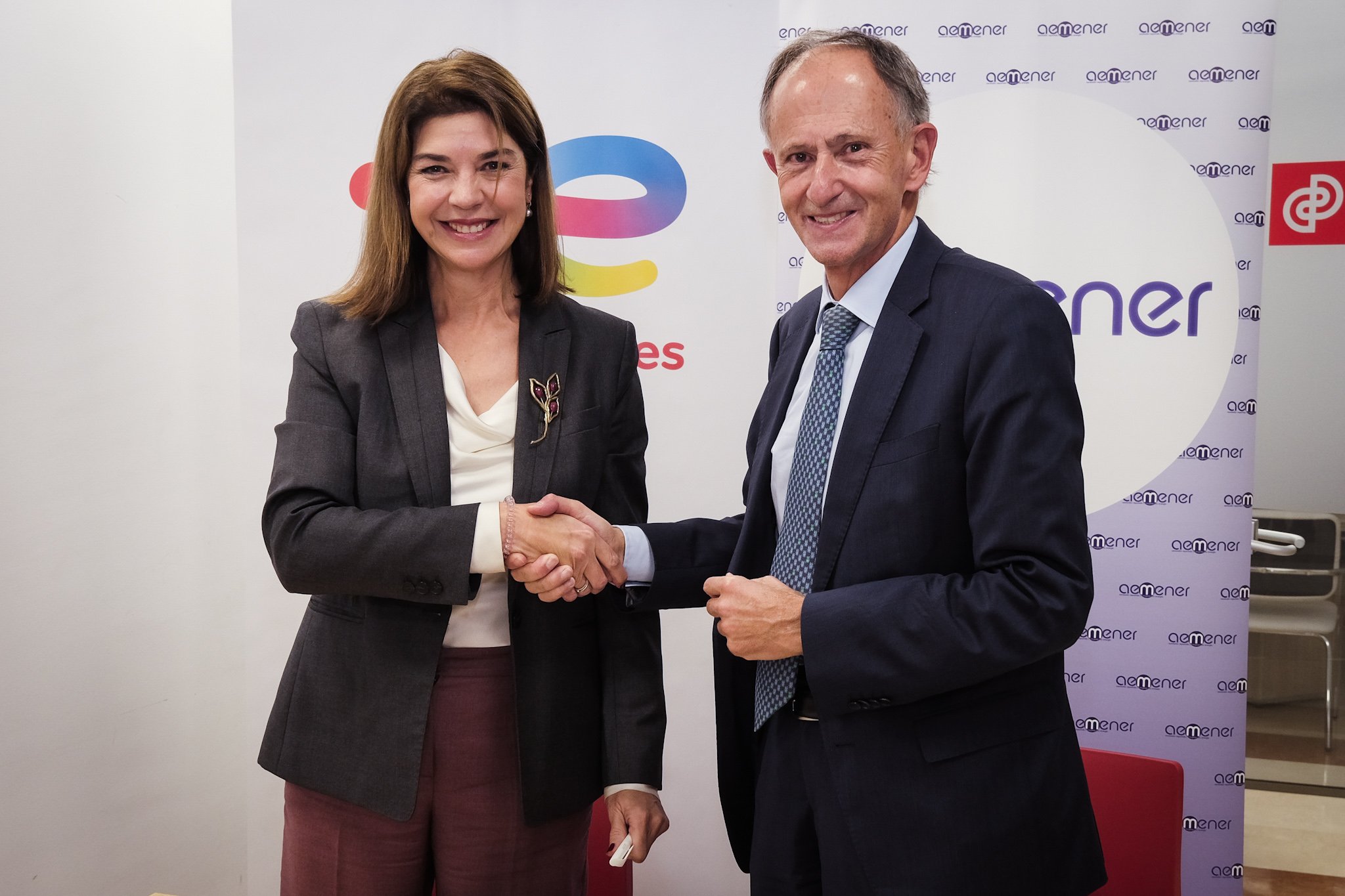 Carmen Becerril, presidenta de Aemener y Javier Sáenz de jubera, presidente de TotalEnergies Gas y Electricidad