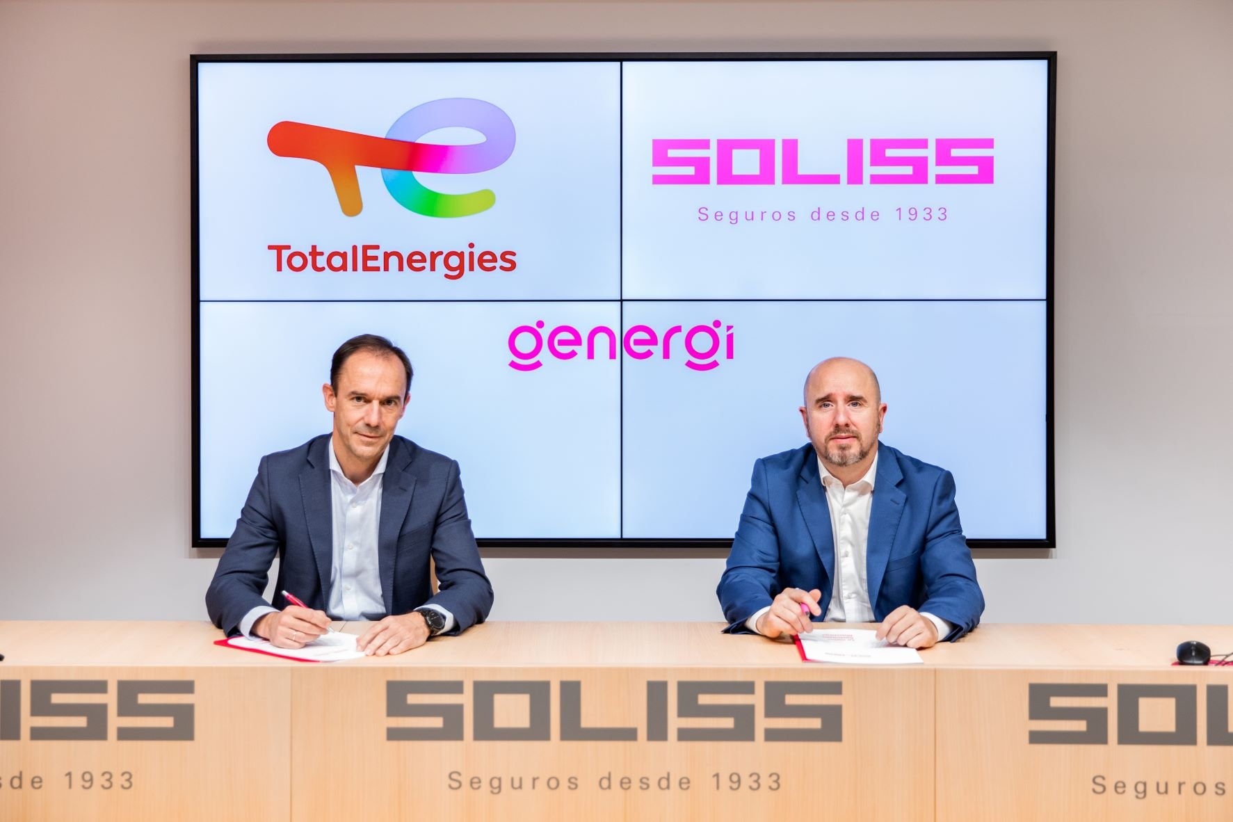 Javier Vázquez, director de Marketing y Ventas B2C de TotalEnergies Electricidad y Gas y Pablo Araujo, Director de Genergi, empresa participada de Grupo Soliss, a la derecha.