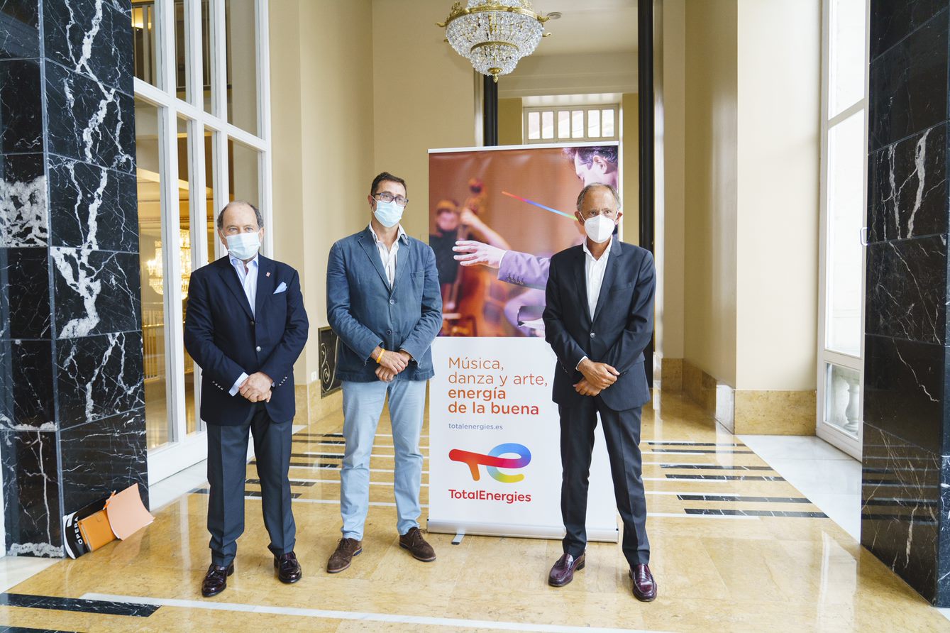 De izquierda a derecha, el presidente de la Ópera de Oviedo, Juan Carlos Rodríguez-Ovejero; el concejal de Cultura del Ayuntamiento de Oviedo, José Luis Costillas, y el CEO de TotalEnergies Electricidad y Gas, Javier Sáenz de Jubera.