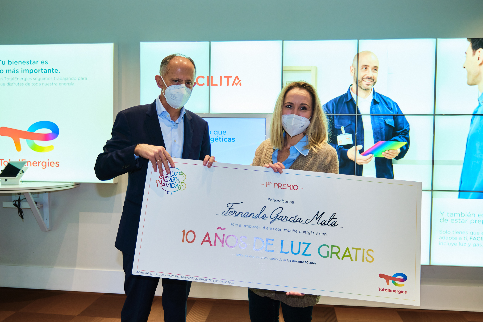 Un gijonés, ganador del sorteo de 10 años de luz gratis de TotalEnergies