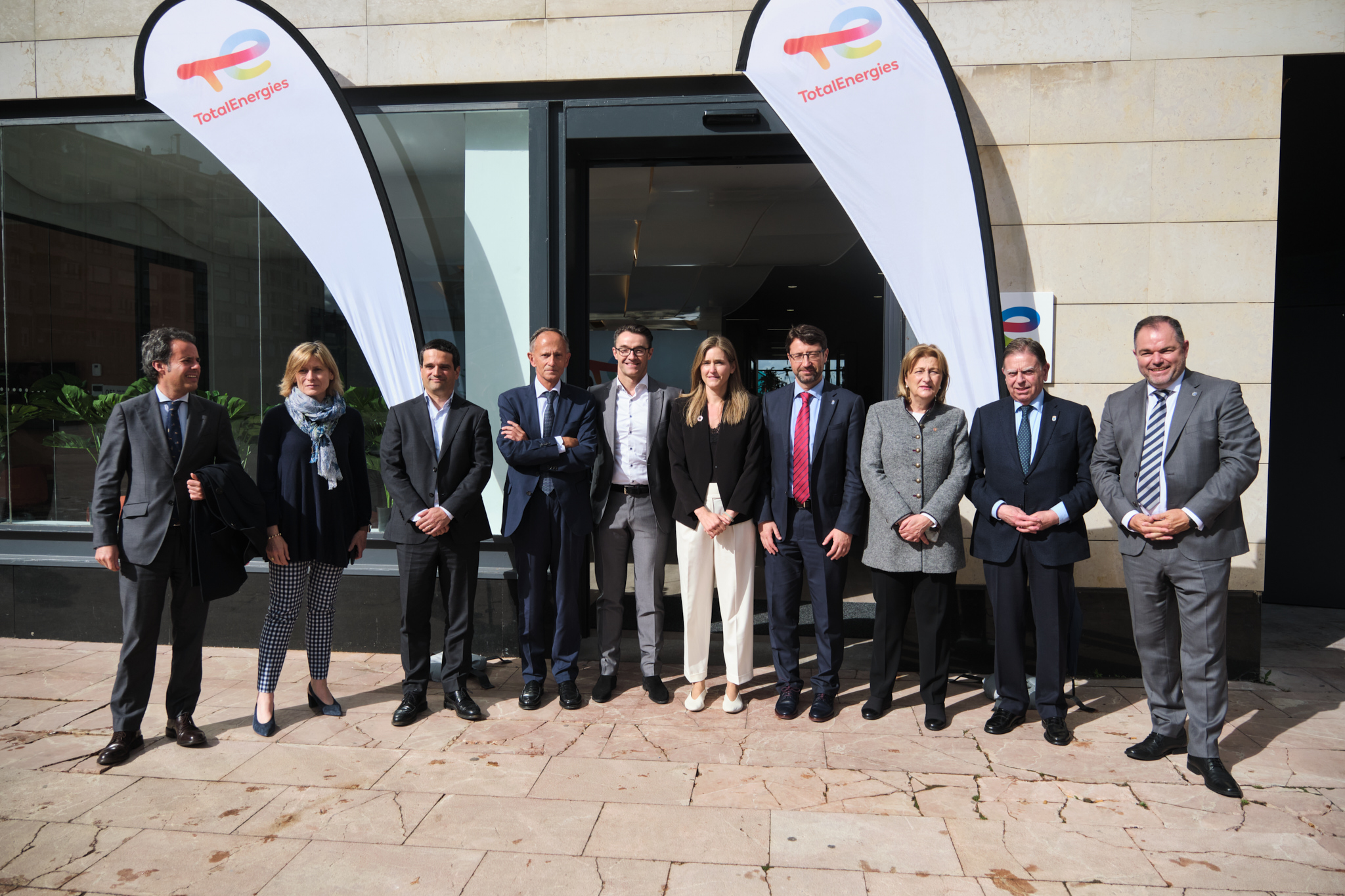 De izquierda a derecha: Ignacio Cuesta, edil de Urbanismo; Charo Cepero, Secretaria General y Consejera de TotalEnergies; Yago Mancebo, Head of Europe Renewables en TotalEnergies; Javier Sáenz de Jubera, presidente de TotalEnergies Electricidad y Gas; Tom Van de Cruys, CEO; Sara Aagesen, secretaria de Estado de Energía; Enrique Fernández, consejero de Industria; Delia Losa, delegada del Gobierno; Alfredo Canteli, alcalde de Oviedo, y Carlos Paniceres, presidente de la Cámara de Comercio de Oviedo.