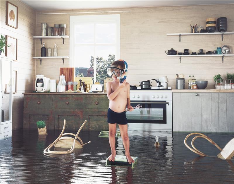 niño buceando en la cocina