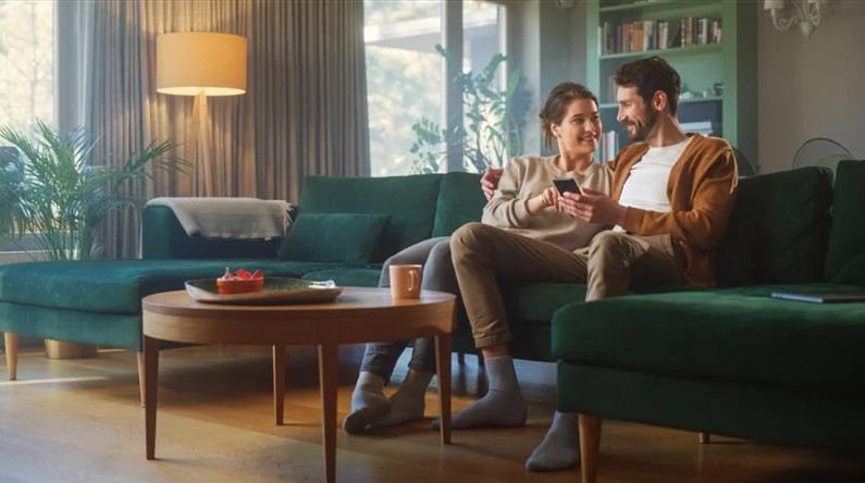 pareja sentada sofa