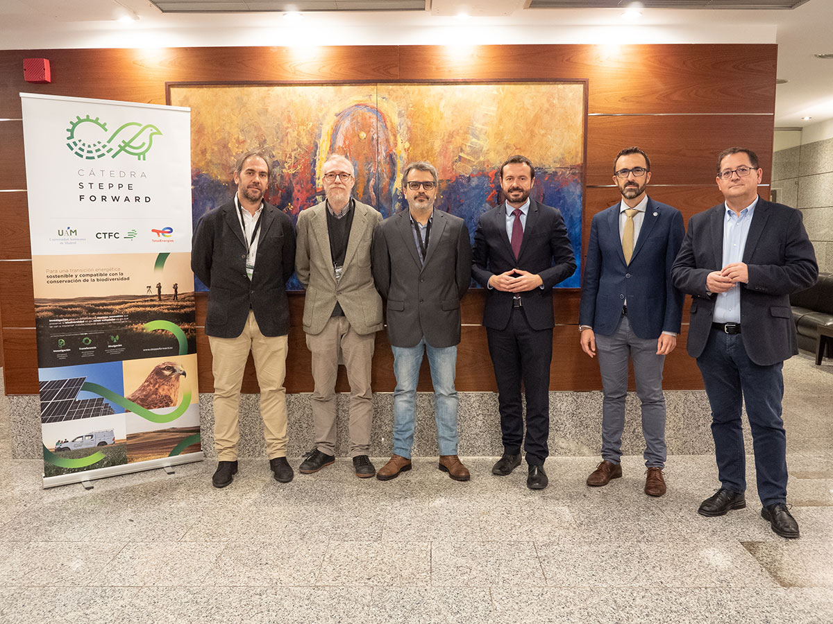 De izquierda a derecha: Arturo Velasco, director General para Europa de TotalEnergies Renovables; Manuel B. Morales, profesor de la Universidad Autónoma de Madrid; Gerard Bota, investigador del Centro de Ciencia y Tecnología Forestal de Cataluña; José Luis Escudero, consejero de Desarrollo Sostenible de la Junta de Castilla-La Mancha; Félix Romero, director general de Medio Natural y Biodiversidad y Tomás Villarubia, delegado provincial de Desarrollo Sostenible en Toledo de la Junta de Castilla-La Mancha.