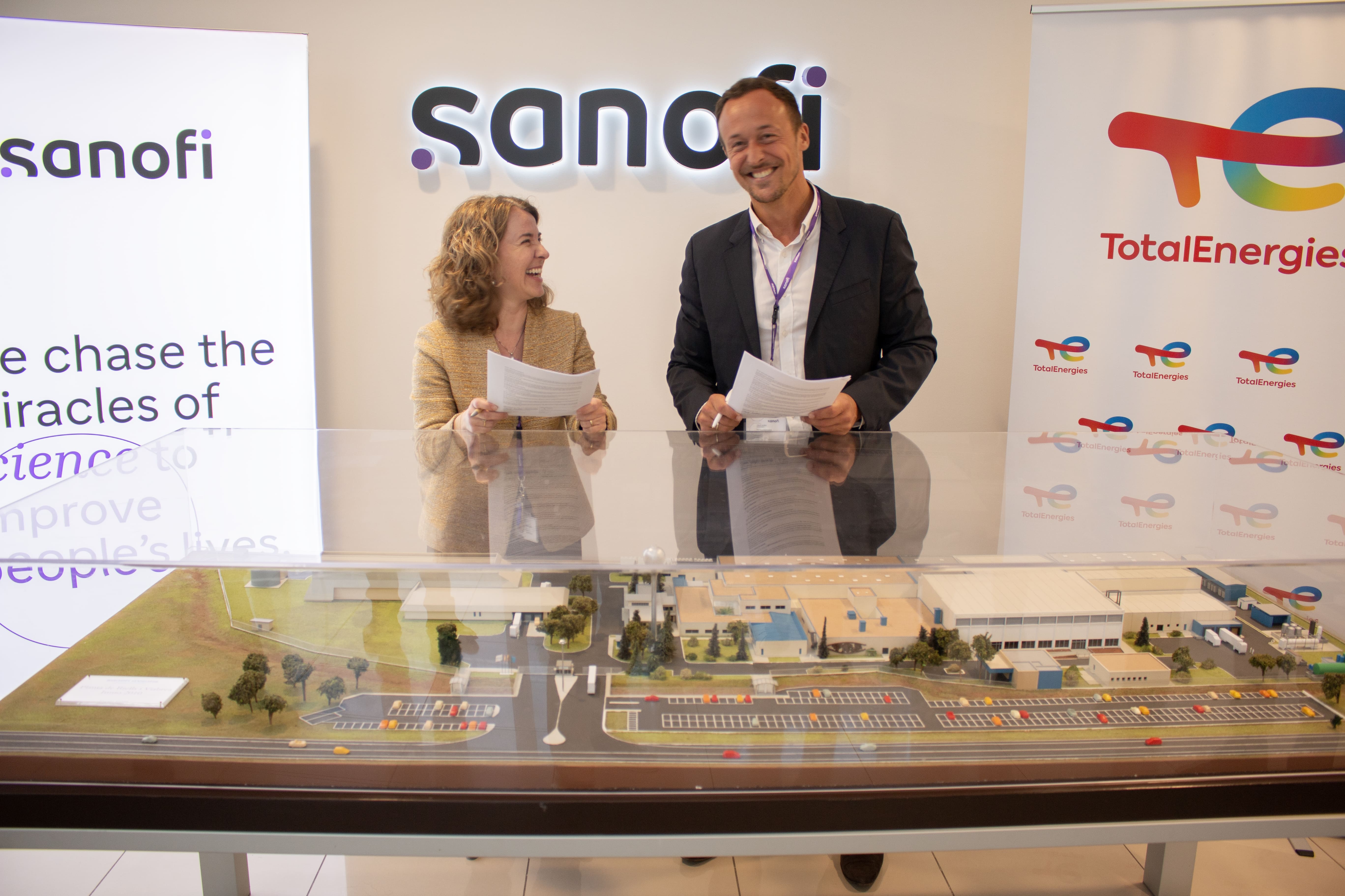 Audrey Lasserre, site manager del centro industrial de Sanofi y Timur Nuñez-Yanowsky, jefe de generación distribuida de Energías Renovables Iberia en TotalEnergies, tras firmar el acuerdo