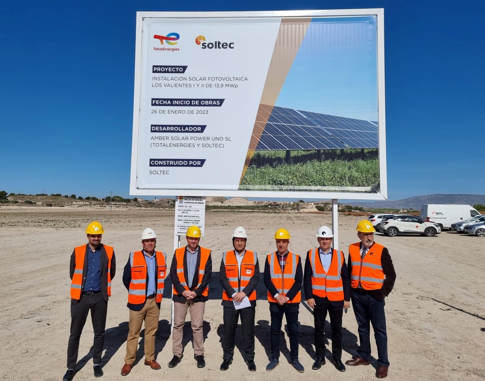 Representantes de TotalEnergies y de Soltec frente al proyecto de Murcia