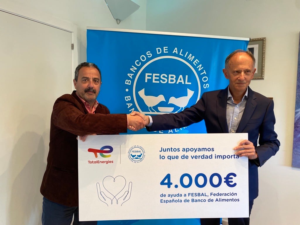 Javier Sáenz de Jubera entregando el cheque de 4.000 euros a la FESBAL