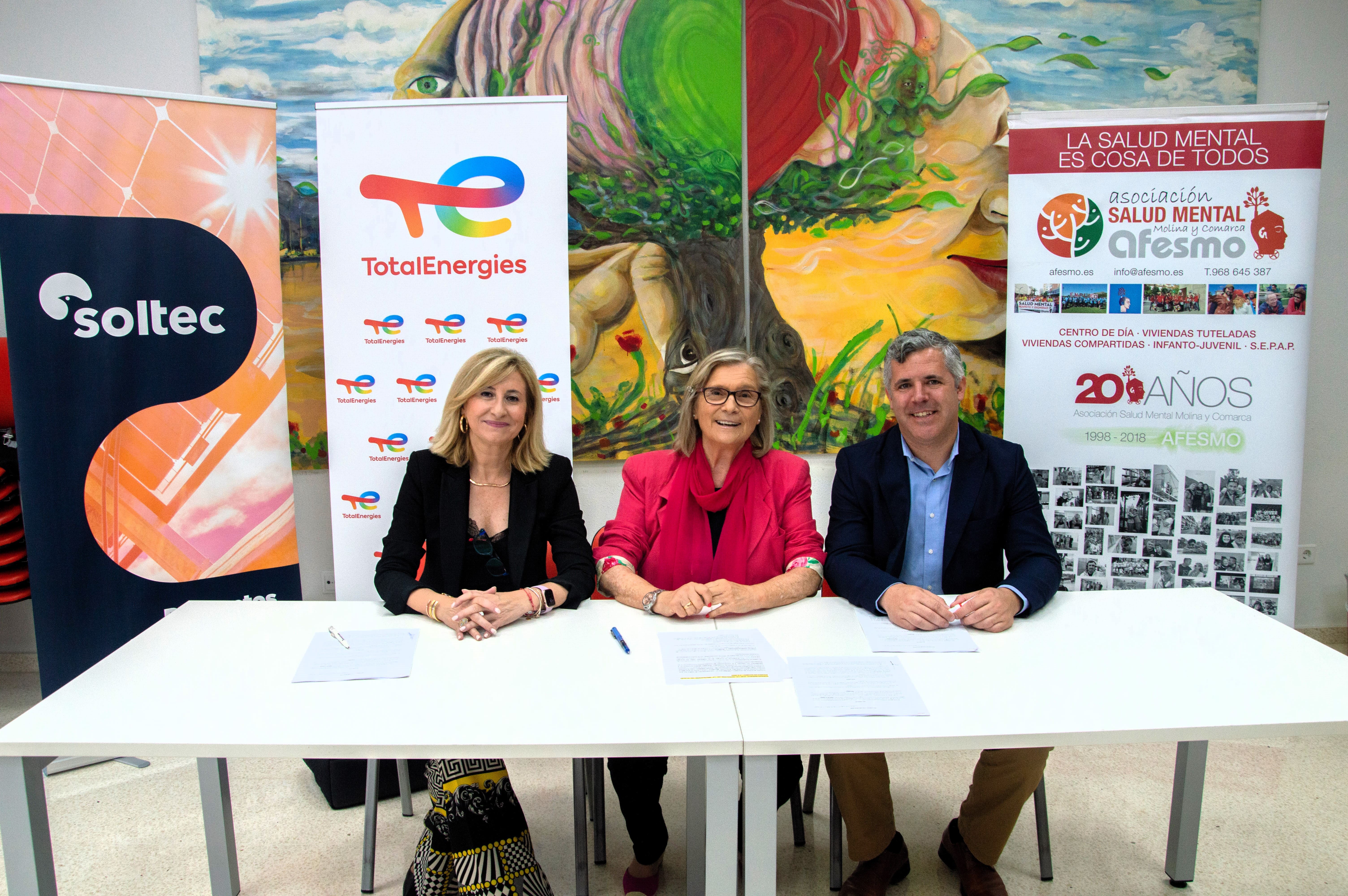 Foto de AFESMO: Silvia del Mar Rubio, directora de Desarrollo de España de Soltec /Delia Topham Reguera, presidenta de AFESMO/ Manuel Mohino, director de proyectos en la Región de Murcia de TotalEnergies