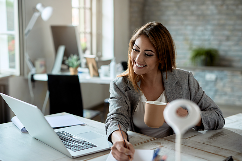 Mujer trabajando en la oficina