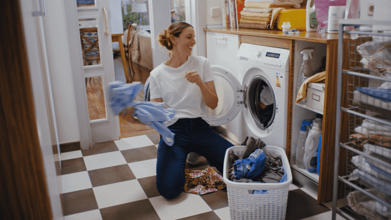Mujer poniendo lavadora