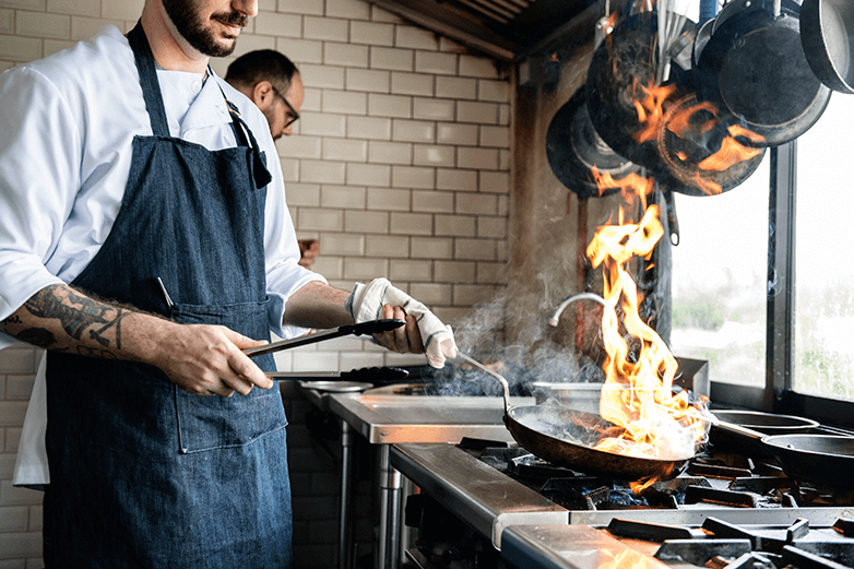 Cocinero en cocina de gas