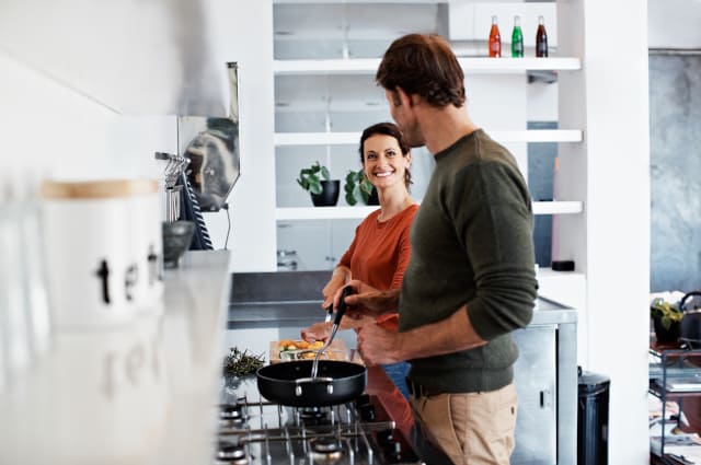 Hombre y Mujer cocinando