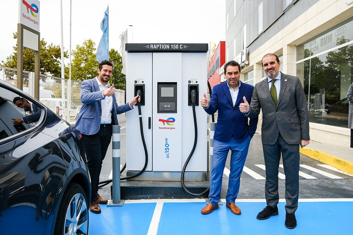 José Daniel González, presidente de Fagenauto; José Antonio Guerra, gerente de la concesión La Flecha Motor; y Juan José Raga, consejero delegado de TotalEnergies.