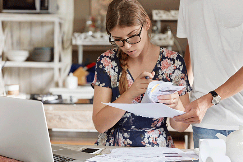 Mujer revisando la factura del gas