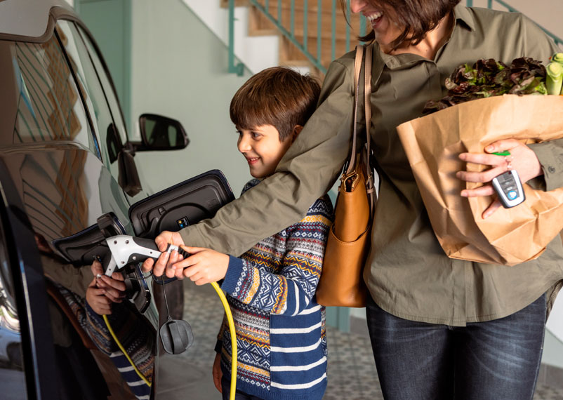 familia recarga coche eléctrico hogar super tarifa nocturna totalenergies