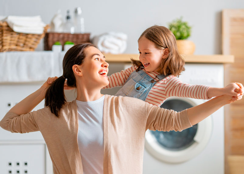 madre e hija divirtiéndose en la cocina plan carrefour