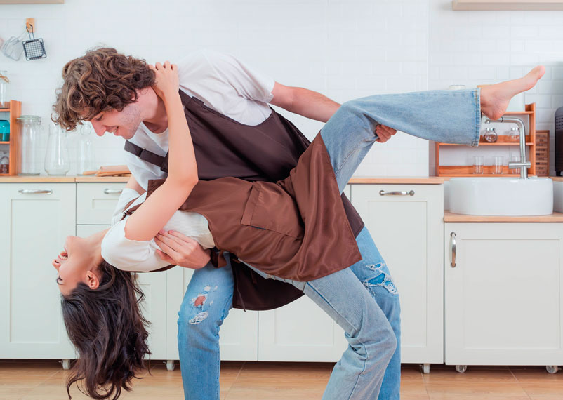 pareja bailando en la cocina