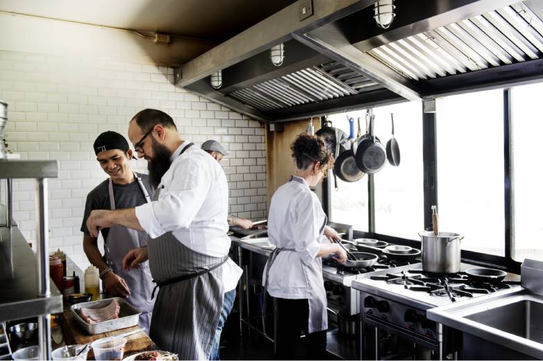 Cocina de un restaurante con extractor