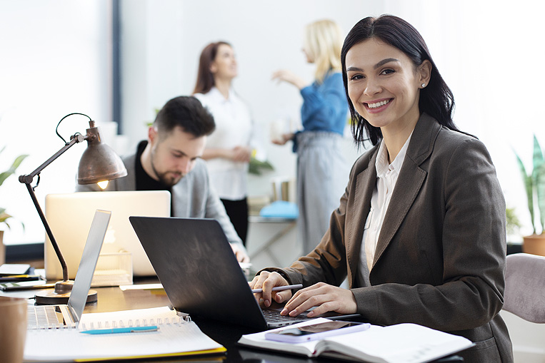 Mujer en oficina trabajando con el portátil