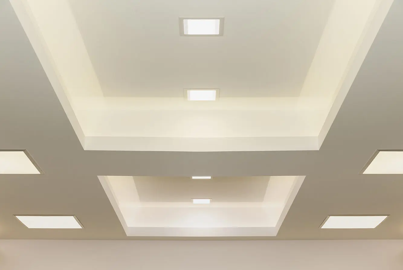 Iluminación del techo de oficina de un negocio