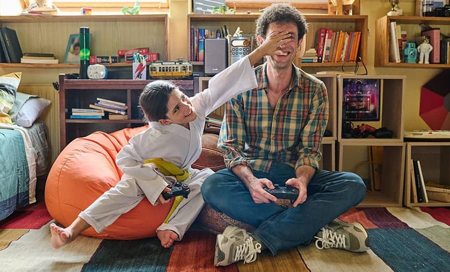 karate-padre-hija-jugando-bajar-precio-factura-luz