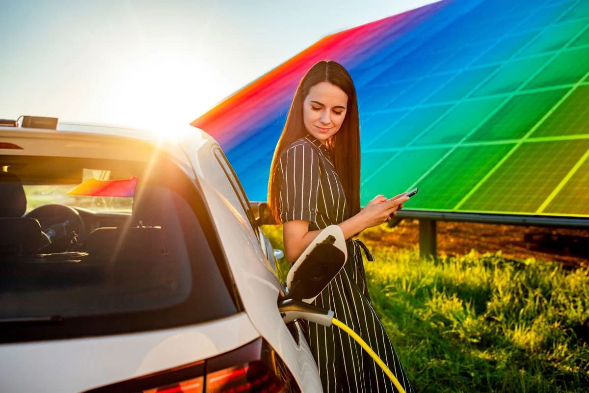 mujer recarga vehiculo electrico energia paneles solares - nocticias actualidad