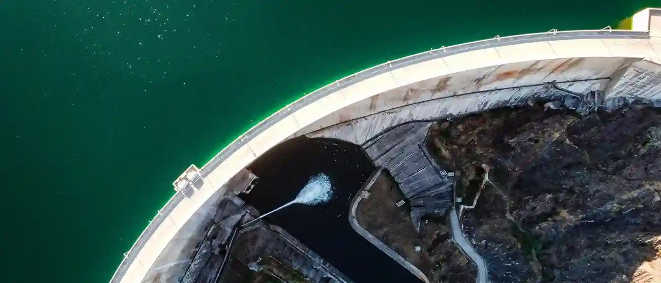 Presa con agua representando energía hidráulica