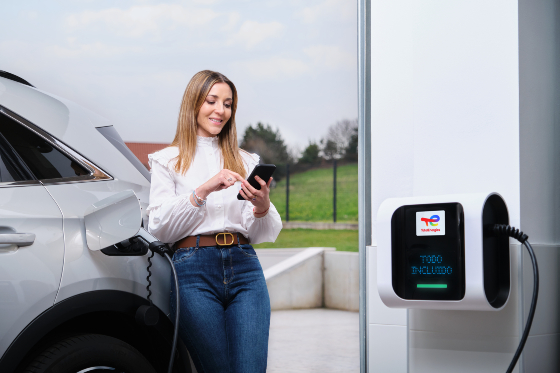 Chica cargando vehículo eléctrico