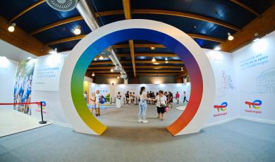 Interior del pabellón TotalEnergies en FIDMA