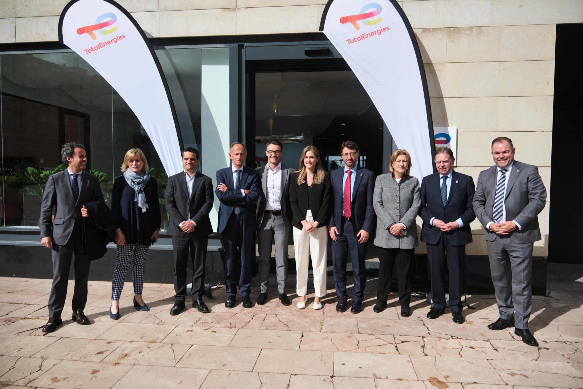 De izquierda  a derecha: Ignacio Cuesta, edil de Urbanismo; Charo Cepero, Secretaria General y Consejera de TotalEnergies; Yago Mancebo, Head of Europe Renewables en TotalEnergies; Javier Sáenz de Jubera, presidente de TotalEnergies Electricidad y Gas; Tom Van de Cruys, CEO; Sara Aagesen, secretaria de Estado de Energía;  Enrique Fernández, consejero de Industria; Delia Losa, delegada del Gobierno; Alfredo Canteli, alcalde de Oviedo, y Carlos Paniceres, presidente de la Cámara de Comercio de Oviedo.