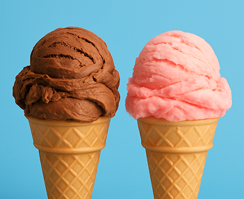 imagen detalle de dos helados de cucurucho, uno de chocolate y el otro de fresa