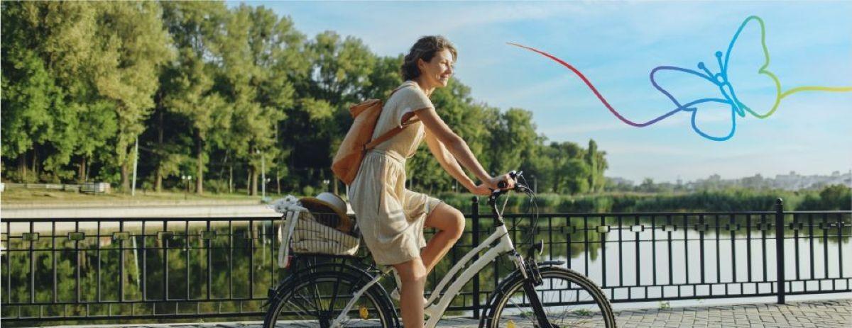 chica andando en bicicleta