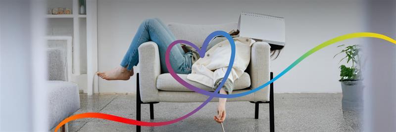 persona cansada en el sof&aacute;