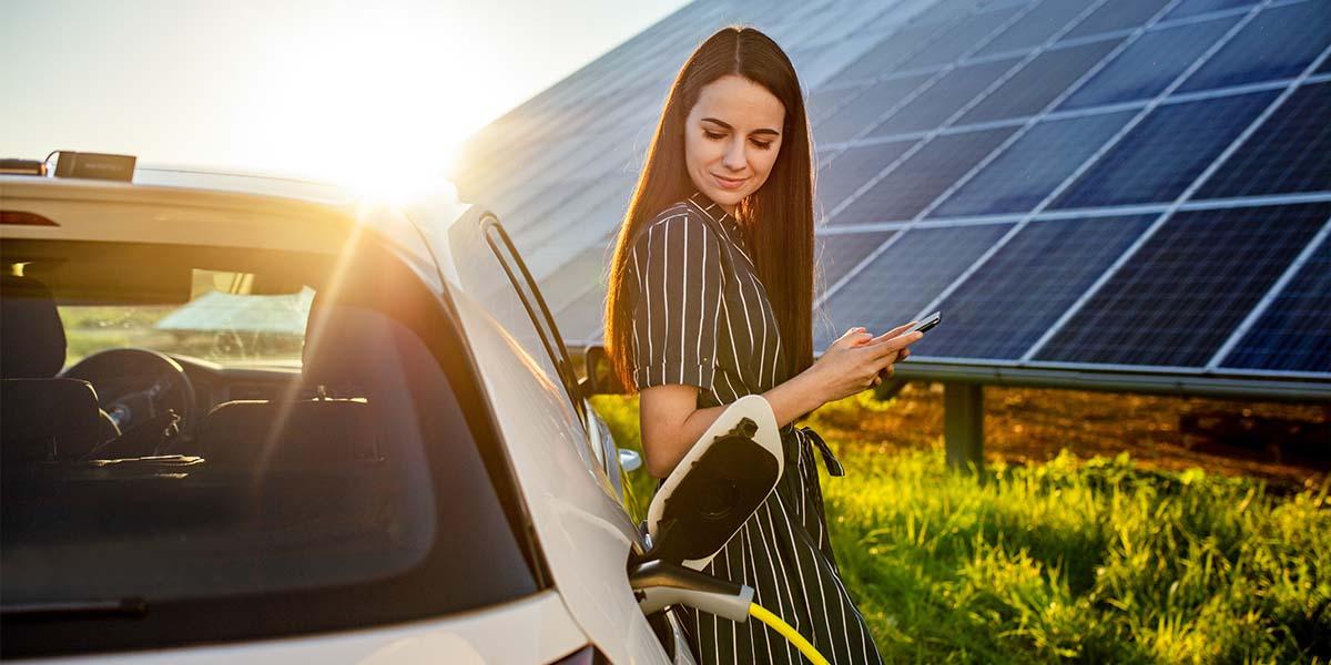 cargar vehículo eléctrico con placas solares
