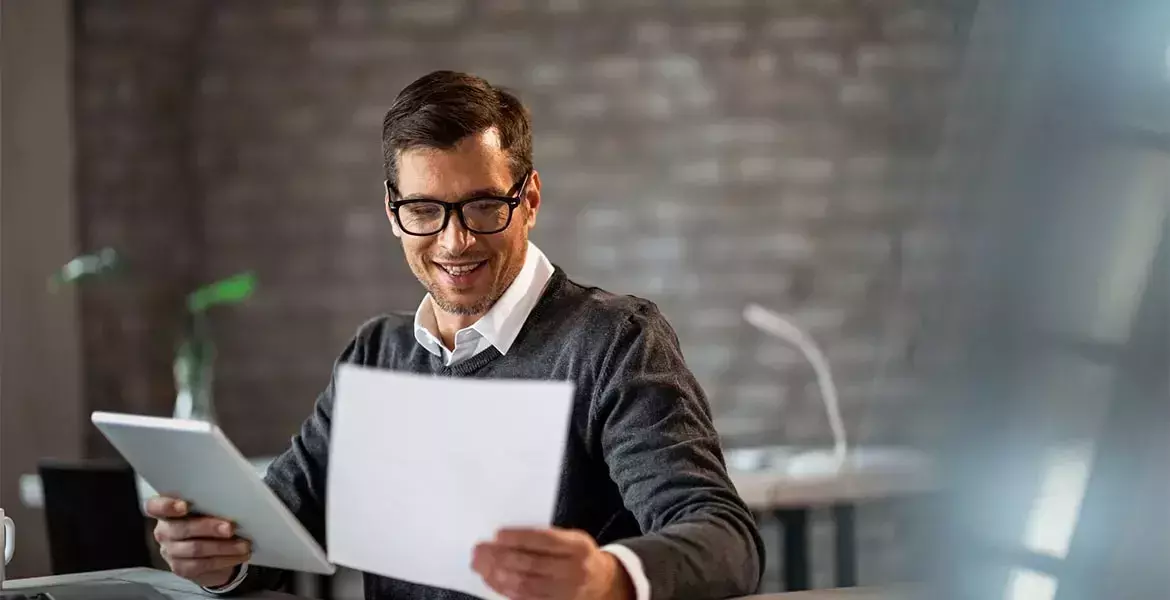 Hombre leyendo documentos de alta de luz