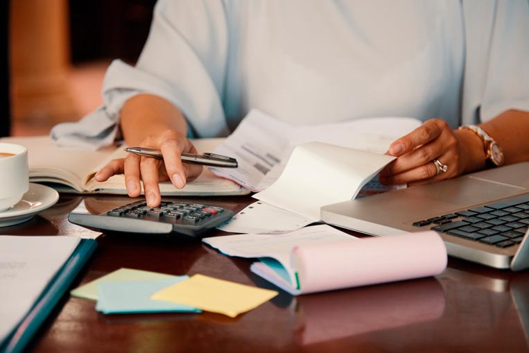 empresario consultando facturas de su negocio