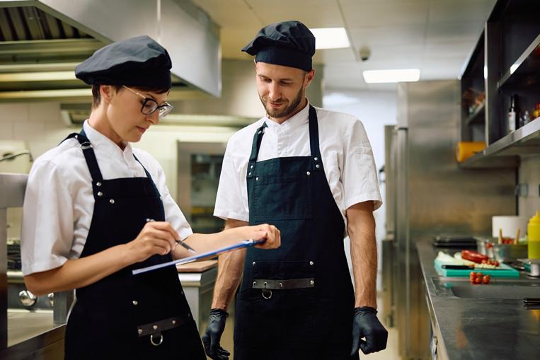 cocineros profesionales revisando factura del gas