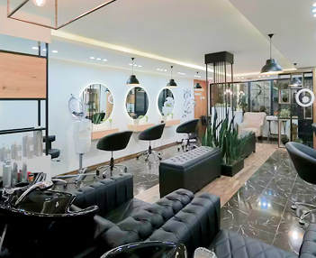 sal&oacute;n de peluquer&iacute;a con sillones de color negro
