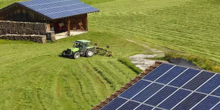 Tractor en campo con placas solares