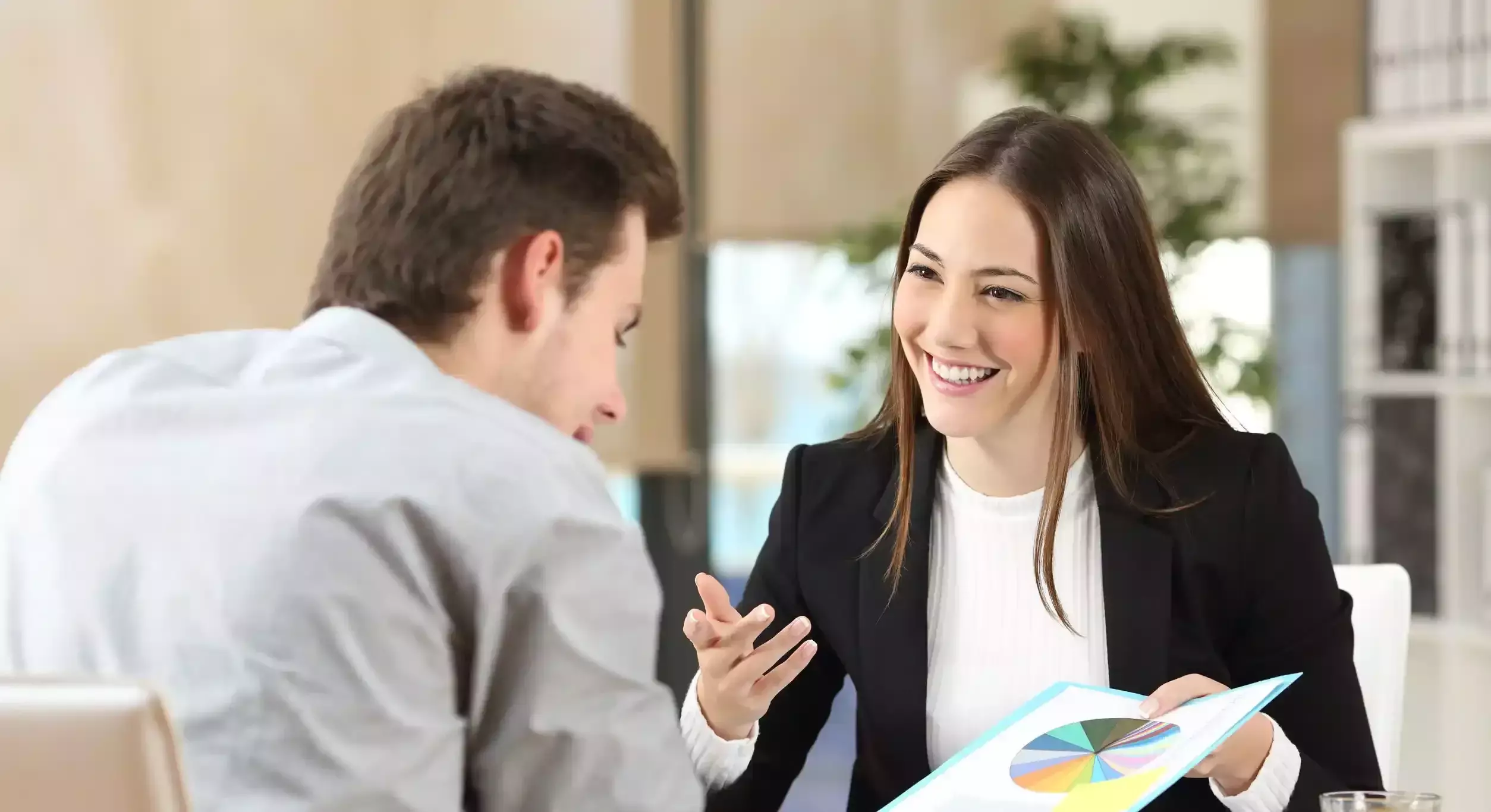 Hombre y mujer revisando una auditoría energética para empresas