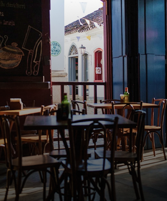 mesas y sillas de un bar vac&iacute;as