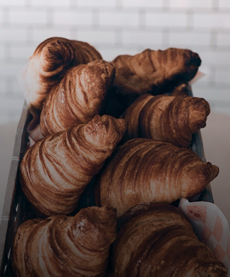 cesta con croissants reci&eacute;n horneados