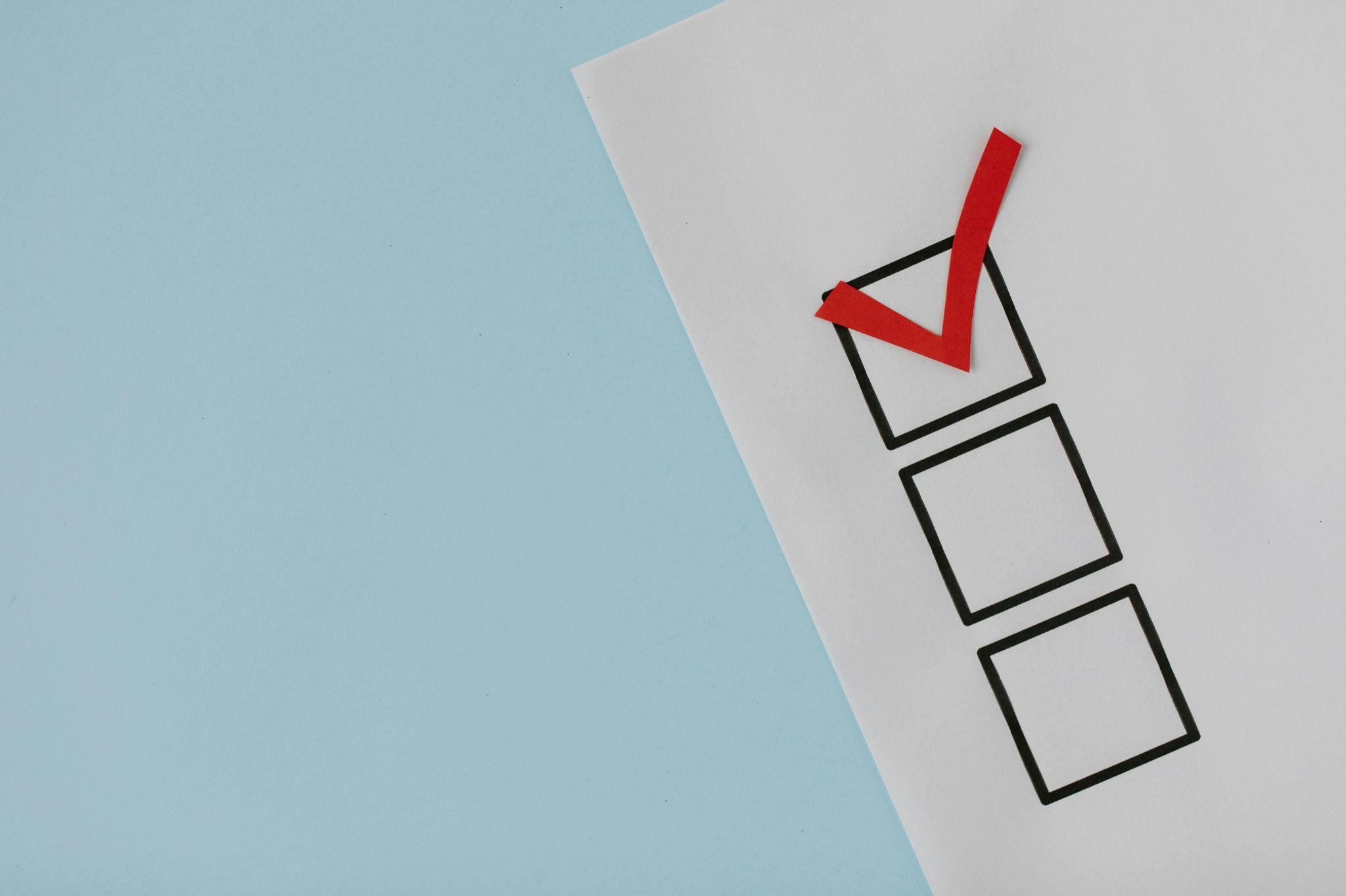 varias casillas en vertical y sin texto a modo de checklist donde la primera est&aacute; marcada con un tick de color rojo.