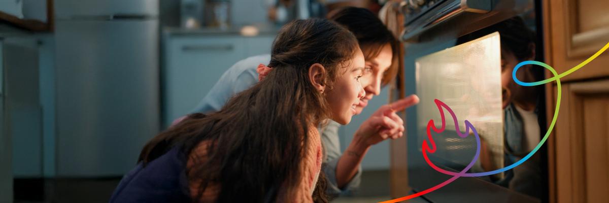 niña y madre mirando el horno
