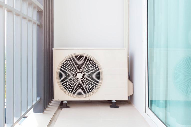 aparato de aire acondicionado en una terraza comunitaria