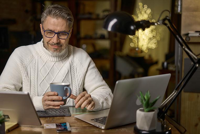 Empresario trabajando con portátil en despacho