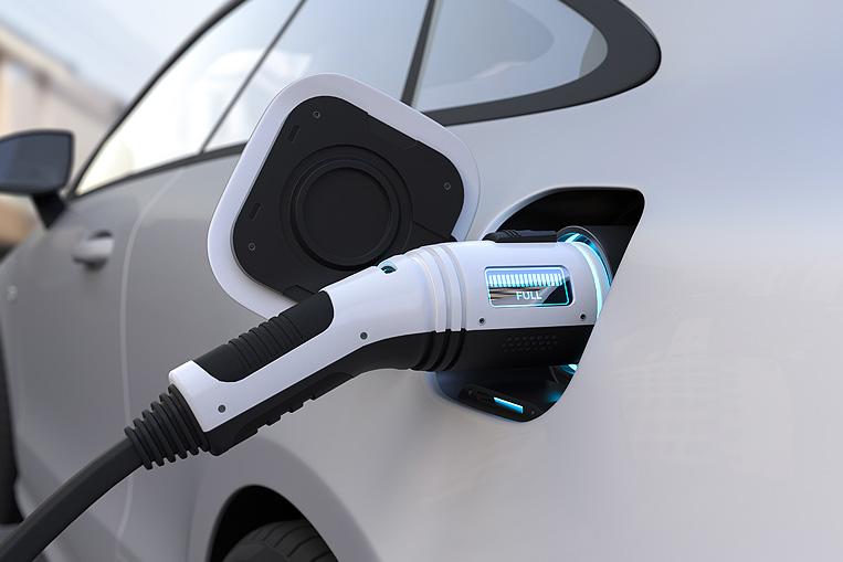 Manguera cargando un coche eléctrico