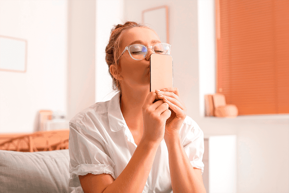 mujer dando beso movil